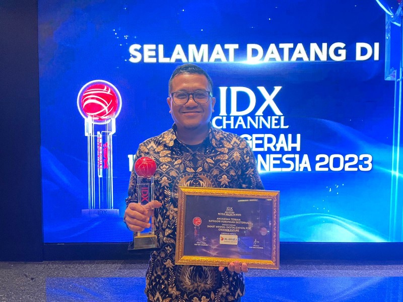 Chief Enterprise Business Officer XL Axiata, Feby Sallyanto menerima penghargaan “Anugerah Inovasi Indonesia 2023” dari IDX Channel (foto/ist)